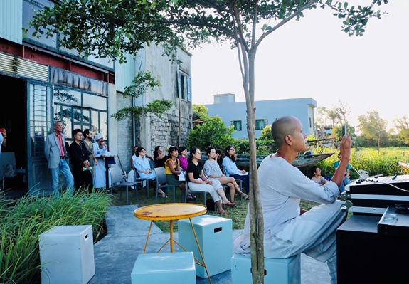 Khán giả đến tham dự có người Việt lẫn du khách ngoại quốc có niềm yêu thích nghệ thuật Chăm.